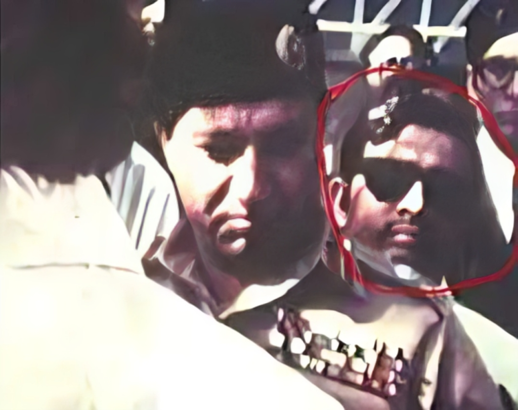 ১৯৭১ সালে নিয়াজির পেছনে দাঁড়িয়ে কাদের মোল্লা এই কাদের মোল্লা সেই কাদের মোল্লা নন - বলে যারা কাঁদেন! 2 ১৯৭১ সালে নিয়াজির পেছনে দাঁড়িয়ে কাদের মোল্লা