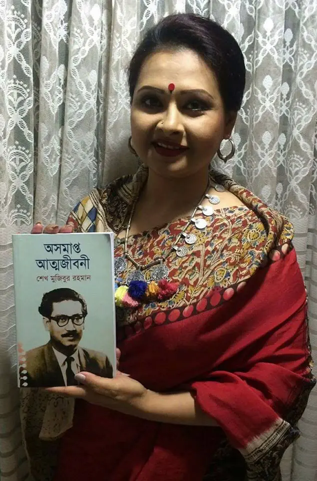 অভিনেত্রী বিজরী বরকতুল্লাহ [ Bijori Barkatullah ]'র হাতেবঙ্গবন্ধুর অসমাপ্ত আত্মজীবনী তুলে দেয়া হল