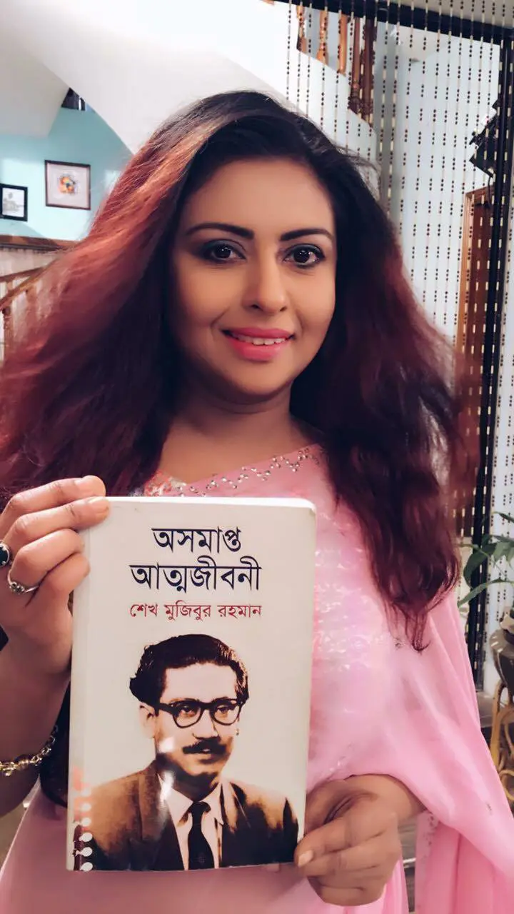 অভিনেত্রী মেহবুবা মাহনূর চাঁদনী [Mehbooba Mahnoor Chandni]'র হাতে বঙ্গবন্ধুর অসমাপ্ত আত্মজীবনী তুলে দেয়া হল