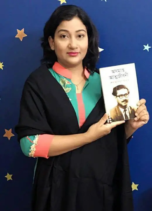 অভিনেত্রী দীপা খন্দকার [ Deepa Khandakar ] এর হাতে বঙ্গবন্ধুর অসমাপ্ত আত্মজীবনী তুলে দেয়া হল