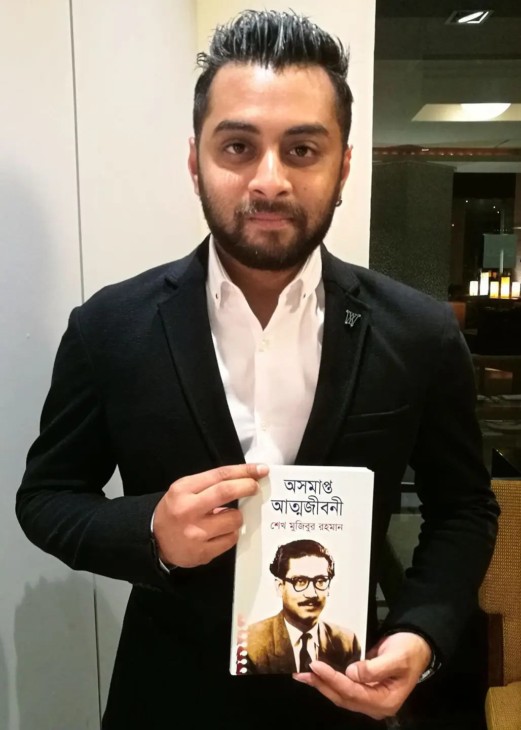গায়ক ও সংগীত পরিচালক হৃদয় খান [ Hridoy Khan ] এর হাতে বঙ্গবন্ধুর অসমাপ্ত আত্মজীবনী তুলে দেয়া হল