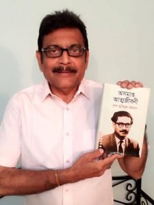 মুক্তিযোদ্ধা ও গুণী অভিনেতা খালেকুজ্জামান - এর হাতে তুলে দেয়া হয়েছে বঙ্গবন্ধুর অসমাপ্ত আত্মজীবনী
