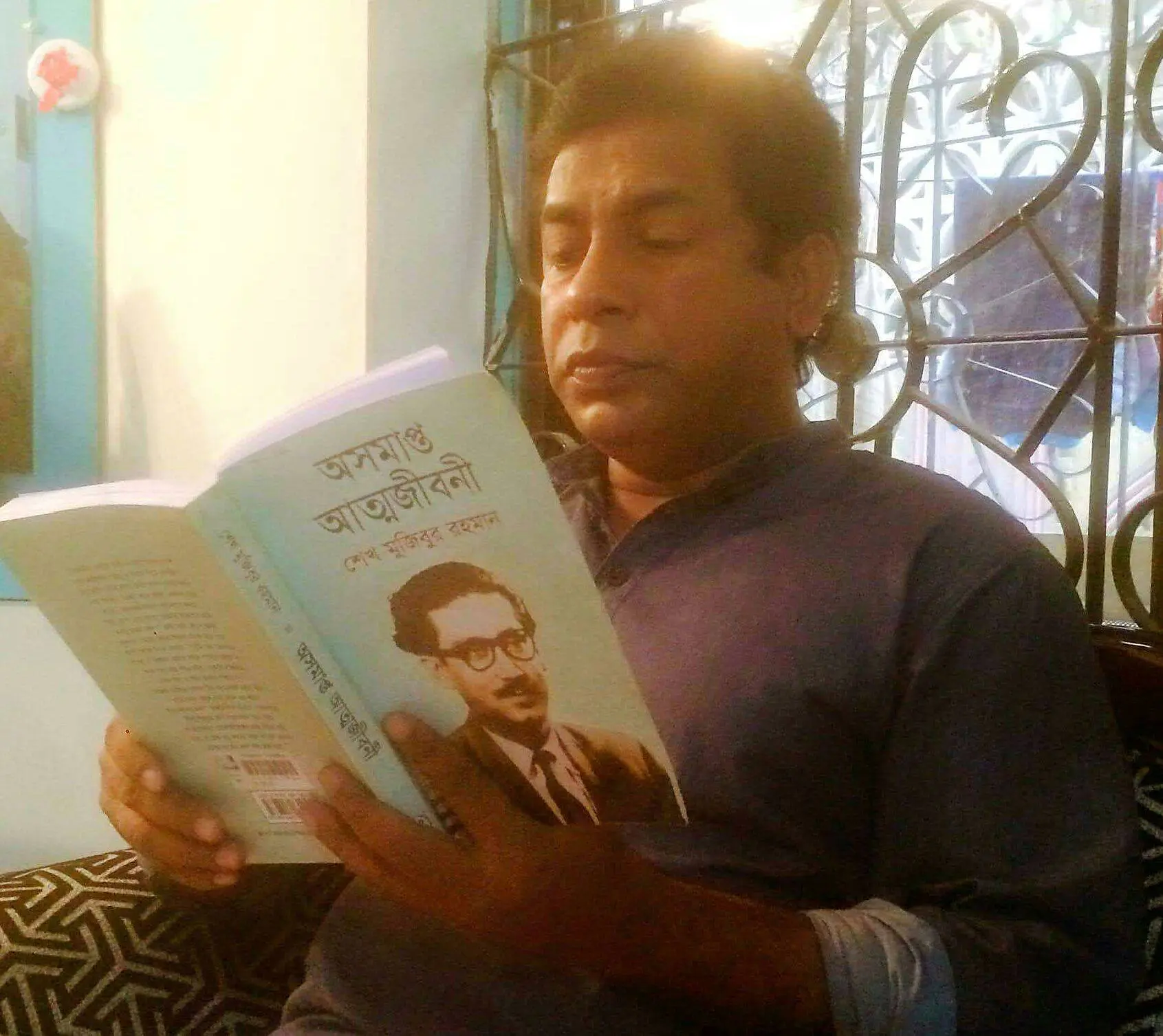 অভিনেতা মোশাররফ করিম [Mosharraf Karim ] এর হাতে বঙ্গবন্ধুর অসমাপ্ত আত্মজীবনী তুলে দেয়া হল