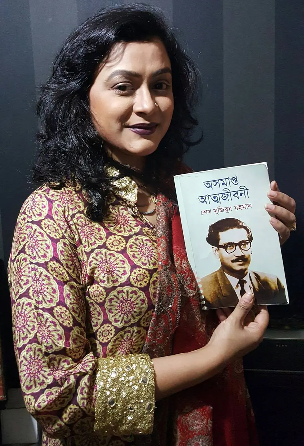 অভিনেত্রী মৌসুমী নাগ [ Mousumi Nag ] এর হাতে বঙ্গবন্ধুর অসমাপ্ত আত্মজীবনী তুলে দেয়া হল