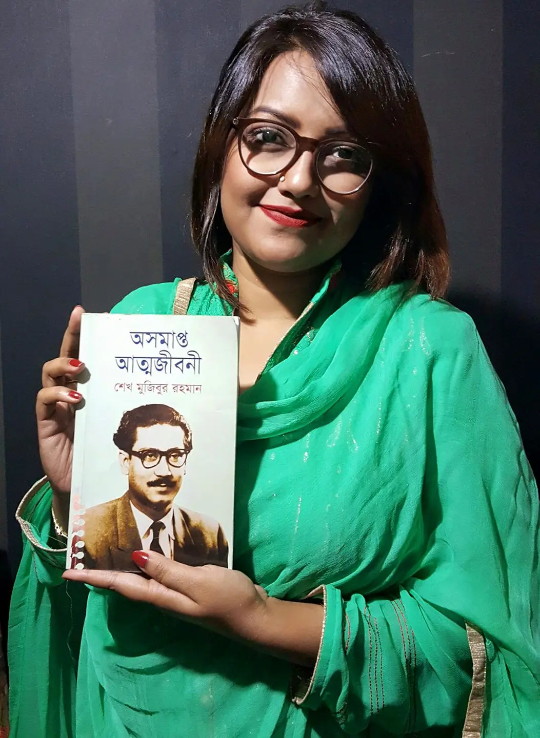 অভিনেত্রী নওশীন নাহরিন মৌ [ Nawsheen Nahreen Mou ] এর হাতে বঙ্গবন্ধুর অসমাপ্ত আত্মজীবনী তুলে দেয়া