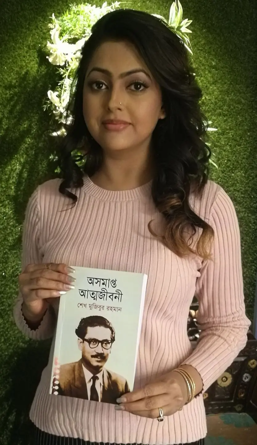 [ চলচ্চিত্র অভিনেত্রী নিপুণ আক্তার [নাসরিন আক্তার নিপুণ, নিপুণ ] এর হাতে বঙ্গবন্ধুর অসমাপ্ত আত্মজীবনী তুলে দেয়া হল [ Nipun Akter, Nasrin Akter Nipun ] পড় মুজিব ]