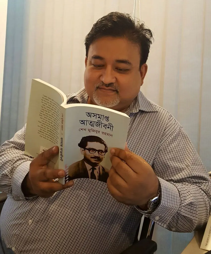 উপস্থাপক আব্দুন নূর তুষার [ Abdun Noor Tushar ] এর হাতে বঙ্গবন্ধুর অসমাপ্ত আত্মজীবনী তুলে দেয়া হল