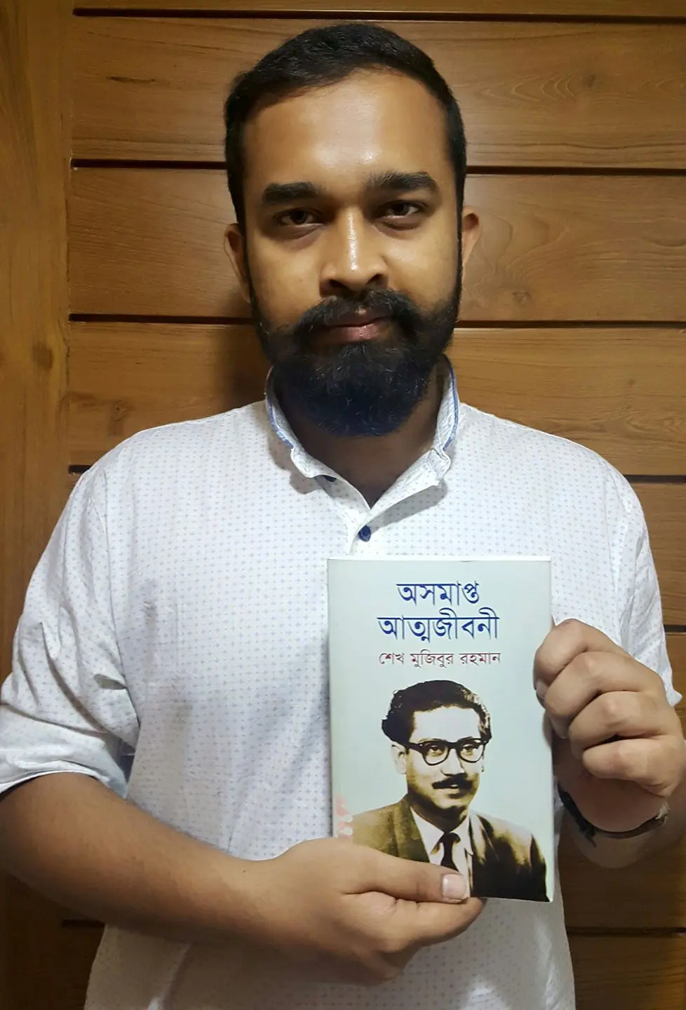 অভিনেতা আলী অনুভব রজত [ Ali Anubhab Rajat ] এর হাতে বঙ্গবন্ধুর অসমাপ্ত আত্মজীবনী তুলে দেয়া হল