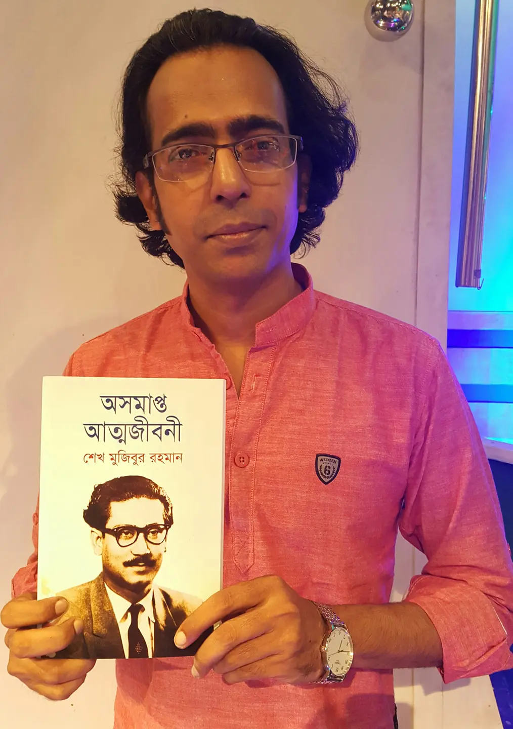সঙ্গীতশিল্পী, গীতিকার এবং সুরকার বাপ্পা মজুমদার [ Bappa Mazumder ] এর হাতে বঙ্গবন্ধুর অসমাপ্ত আত্মজীবনী তুলে দেয়া হল