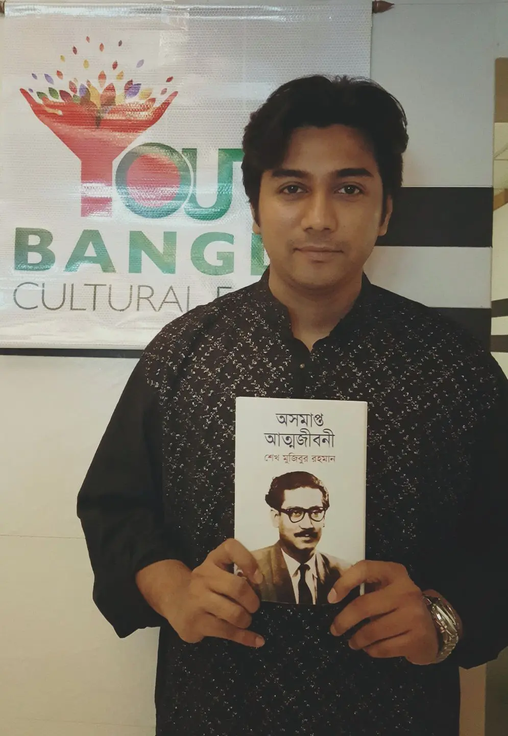 [ বঙ্গবন্ধুর অসমাপ্ত আত্মজীবনী তুলে দেয়া হল অভিনেতা গোলাম কিবরিয়া তানভী [ Golam Kibria Tanvir ] এর হাতে ]