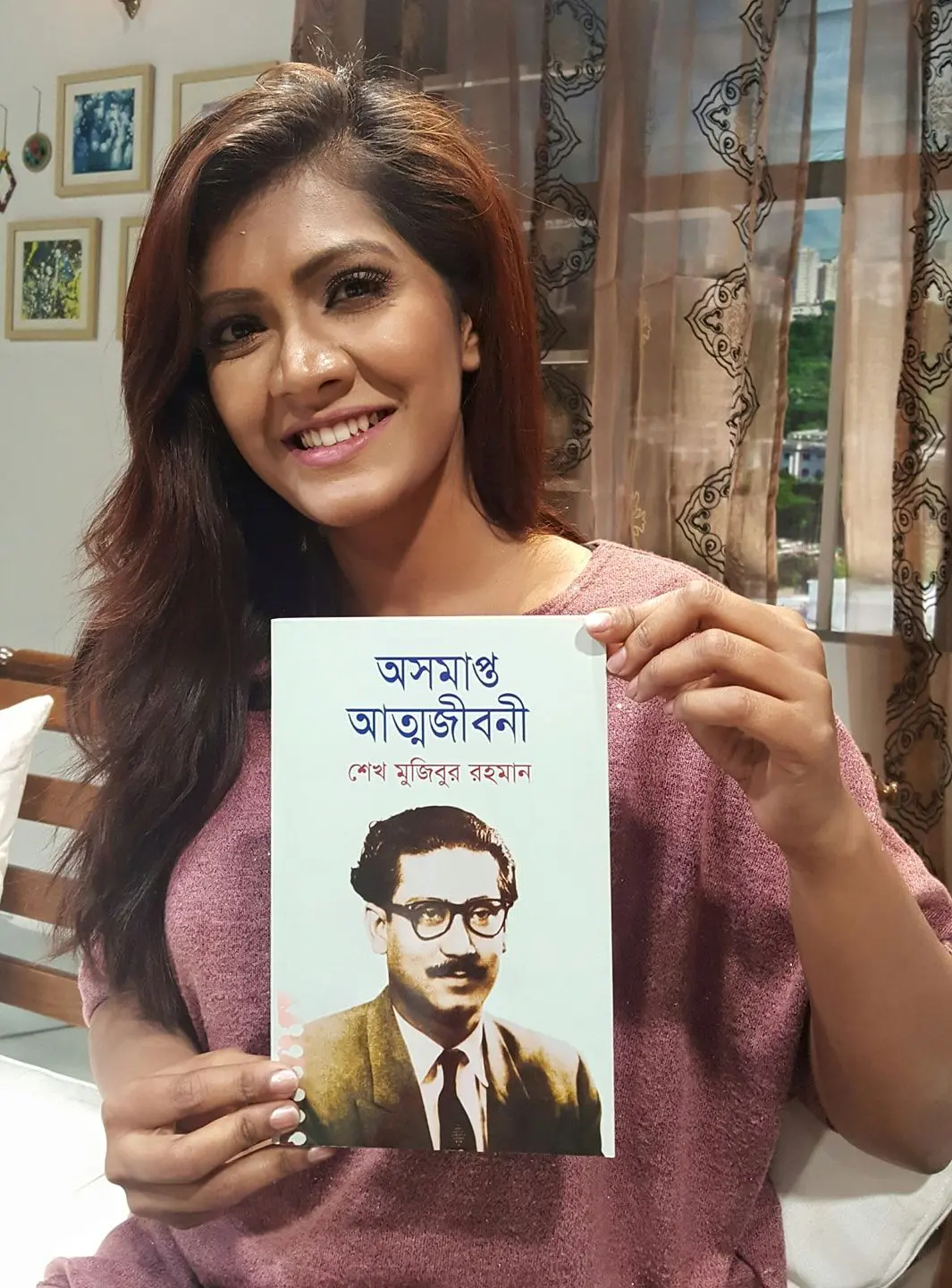 উপস্থাপিকা মারিয়া নূর [ Maria Nur Rowshon ] এর হাতে বঙ্গবন্ধুর অসমাপ্ত আত্মজীবনী তুলে দেয়া হল