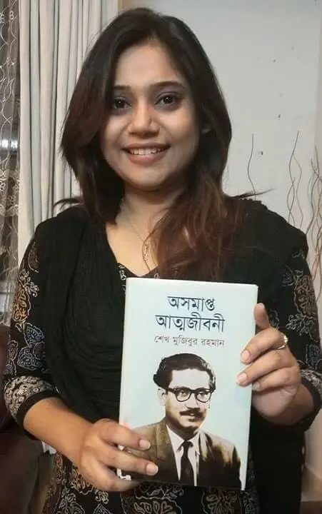 অভিনেত্রী নোভা ফিরোজ [ Nova Firoz ] এর হাতে বঙ্গবন্ধুর অসমাপ্ত আত্মজীবনী তুলে দেয়া হল 