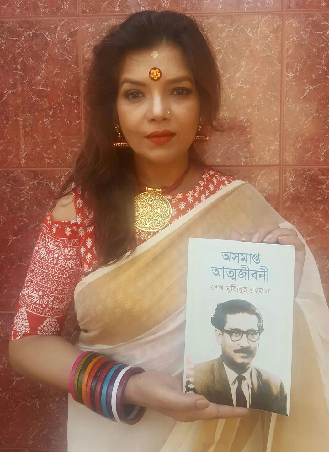 অভিনেত্রী রোজী সিদ্দিকী [ Rozi Siddiqui ] এর হাতে বঙ্গবন্ধুর অসমাপ্ত আত্মজীবনী তুলে দেয়া হল