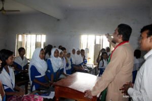 ধোকড়াকোল মাধ্যমিক বিদ্যালয় পরিদর্শন ও বিদ্যার্থীদের সাথে মত বিনিময় করলেন সুফি ফারুক