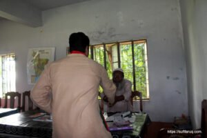 ধোকড়াকোল মাধ্যমিক বিদ্যালয় পরিদর্শন ও বিদ্যার্থীদের সাথে মত বিনিময় করলেন সুফি ফারুক