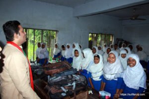 ধোকড়াকোল মাধ্যমিক বিদ্যালয় পরিদর্শন ও বিদ্যার্থীদের সাথে মত বিনিময় করলেন সুফি ফারুক