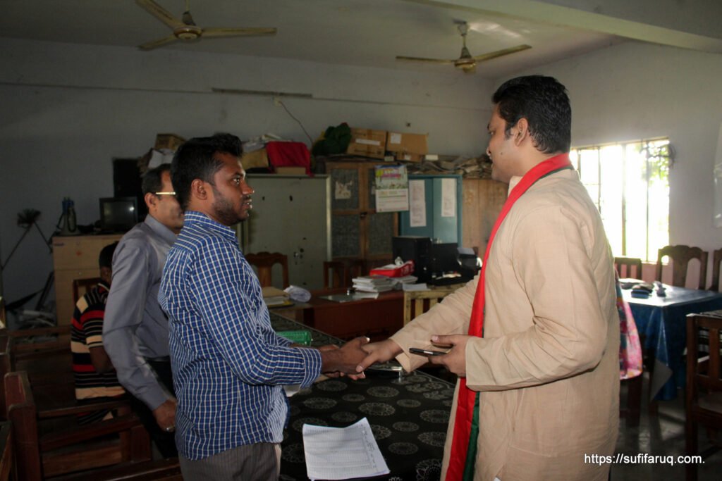 ধোকড়াকোল মাধ্যমিক বিদ্যালয় পরিদর্শন ও বিদ্যার্থীদের সাথে মত বিনিময় করলেন সুফি ফারুক