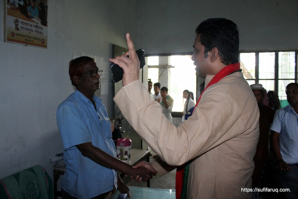 ধোকড়াকোল মাধ্যমিক বিদ্যালয় পরিদর্শন ও বিদ্যার্থীদের সাথে মত বিনিময় করলেন সুফি ফারুক