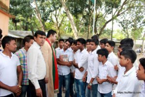 ধোকড়াকোল মাধ্যমিক বিদ্যালয় পরিদর্শন ও বিদ্যার্থীদের সাথে মত বিনিময় করলেন সুফি ফারুক