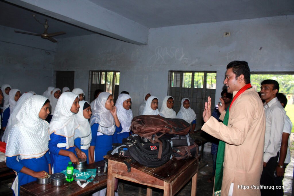 ধোকড়াকোল মাধ্যমিক বিদ্যালয় পরিদর্শন ও বিদ্যার্থীদের সাথে মত বিনিময় করলেন সুফি ফারুক