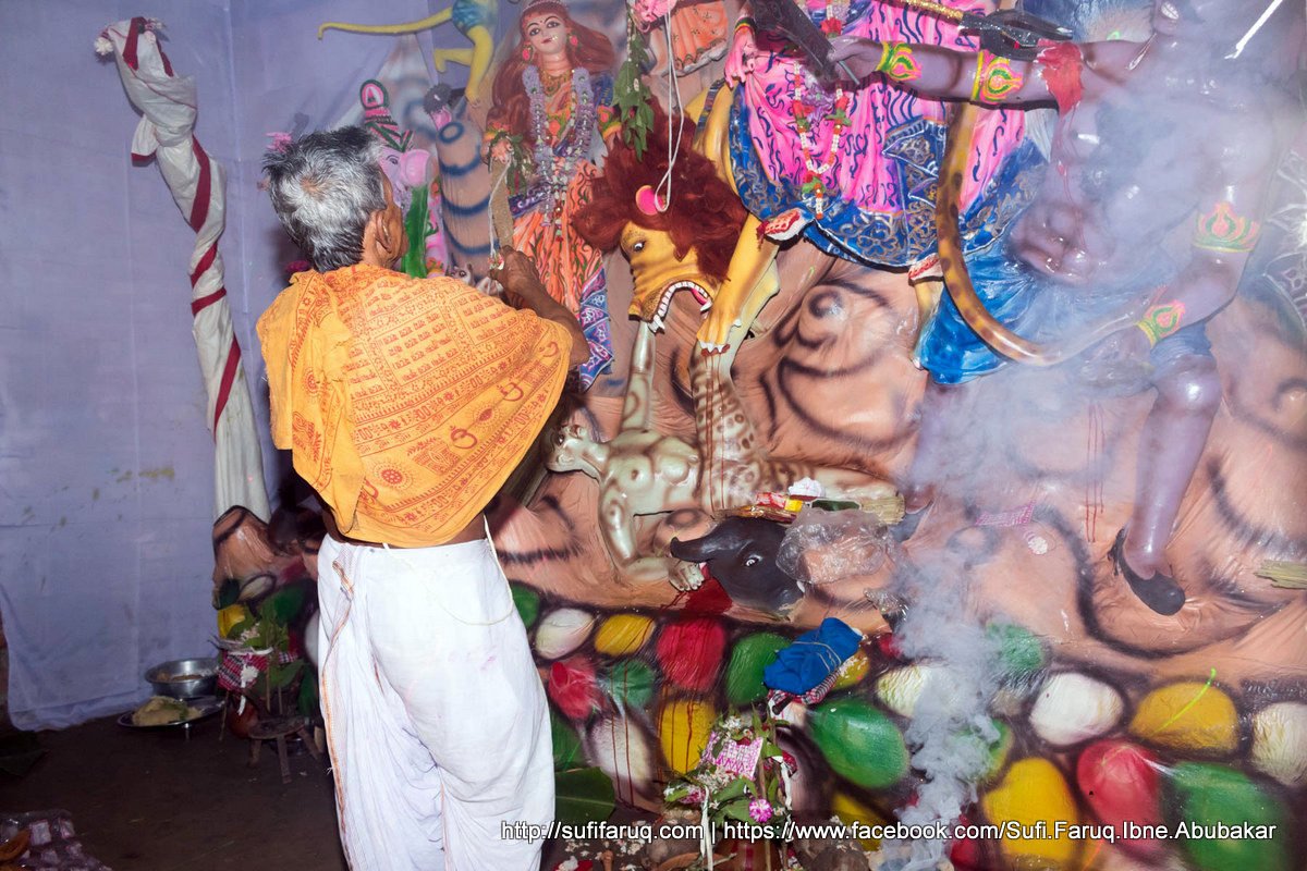 নগর কয়া গ্রামের ঘোষ বাড়ী শ্রী শ্রী দুর্গা মন্দির পরিদর্শন ও শুভেচ্ছা বিনিময় করেন সুফি ফারুক ইবনে আবুবকর - ২৭-০৯-২০১৭