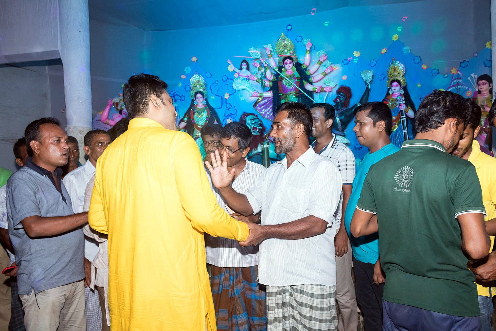 সুফি ফারুক ইবনে আবুবকর ২৭.০৯.২০১৭ তারিখে দুর্গা পূজা উপলক্ষে চাপড়া ইউনিয়নের ধর্মপাড়া বারোয়ারী শ্রী শ্রী দুর্গা মন্দির পরিদর্শন ও শুভেচ্ছা বিনিময় করেন