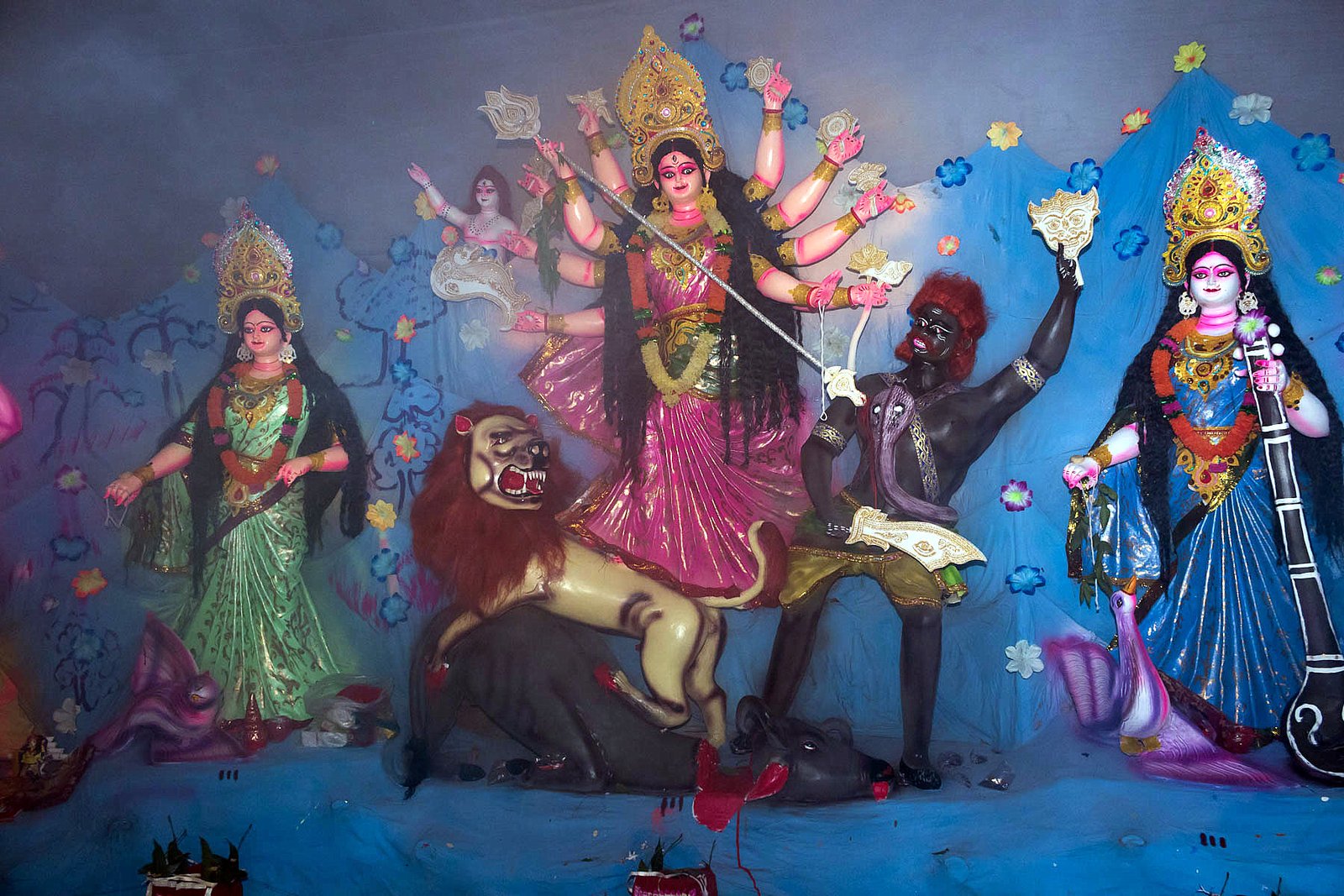 সুফি ফারুক ইবনে আবুবকর ২৭.০৯.২০১৭ তারিখে দুর্গা পূজা উপলক্ষে চাপড়া ইউনিয়নের ধর্মপাড়া বারোয়ারী শ্রী শ্রী দুর্গা মন্দির পরিদর্শন ও শুভেচ্ছা বিনিময় করেন