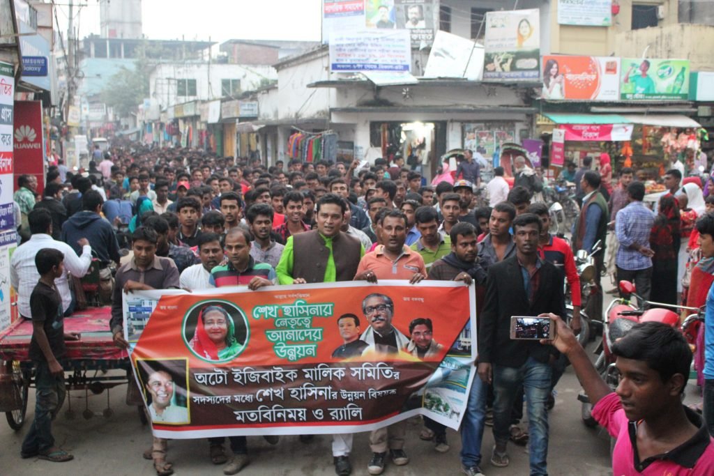 কুমারখালী ইজি বাইক মালিক শ্রমিকদের মাঝে - 'নৌকায় ভোট দিয়ে শেখ হাসিনাকে পুনরায় প্রধানমন্ত্রী নির্বাচন করব' -সুফি ফারুক