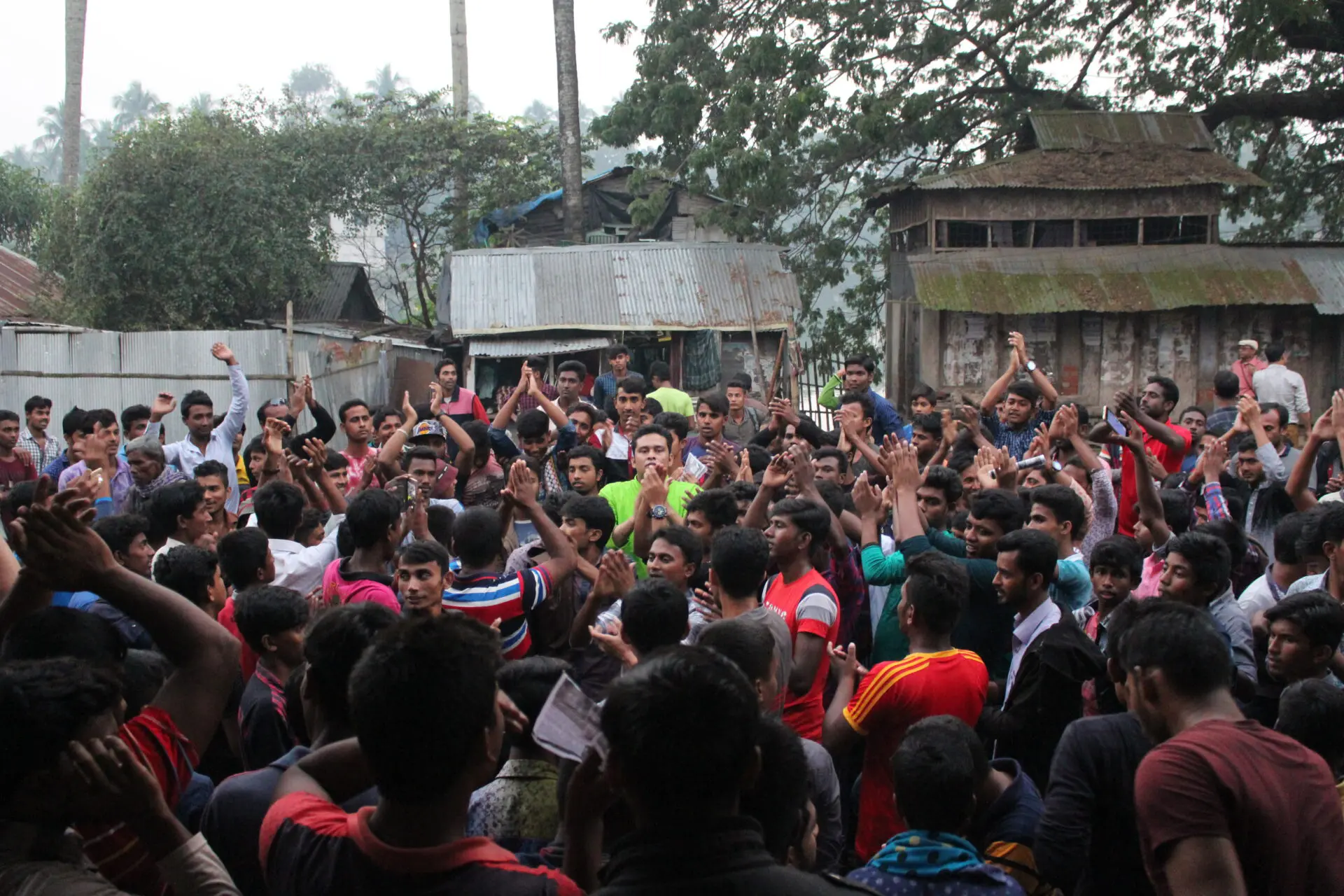 কুমারখালী ইজি বাইক মালিক শ্রমিকদের মাঝে - 'নৌকায় ভোট দিয়ে শেখ হাসিনাকে পুনরায় প্রধানমন্ত্রী নির্বাচন করব' -সুফি ফারুক