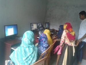 সুফি ফারুকের পেশা পরামর্শ সভার আওতায় খোকসা গুরুকুলে কম্পিউটার প্রশিক্ষণ চলছে