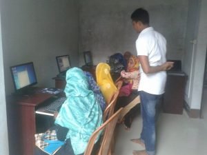 সুফি ফারুকের পেশা পরামর্শ সভার আওতায় খোকসা গুরুকুলে কম্পিউটার প্রশিক্ষণ চলছে