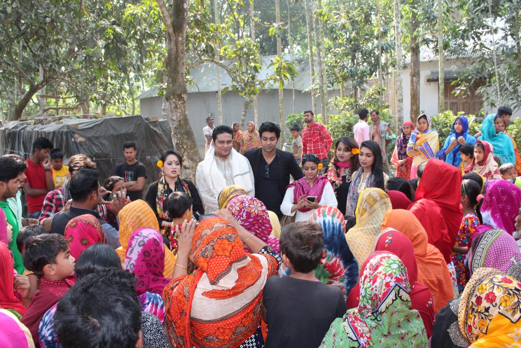 শেখ হাসিনা সেলাই কেন্দ্র পরিদর্শন করে মা-বোনদের উদ্বুদ্ধ করে শেখ হাসিনার জন্য দোয়া চাইছেন দেশের স্বনামধন্য শিল্পীরা | Renowned artists of the country inspiring rural women and seekeking blessings for Sheikh Hasina during a visit to Sheikh Hasina Community Sewing Centre.