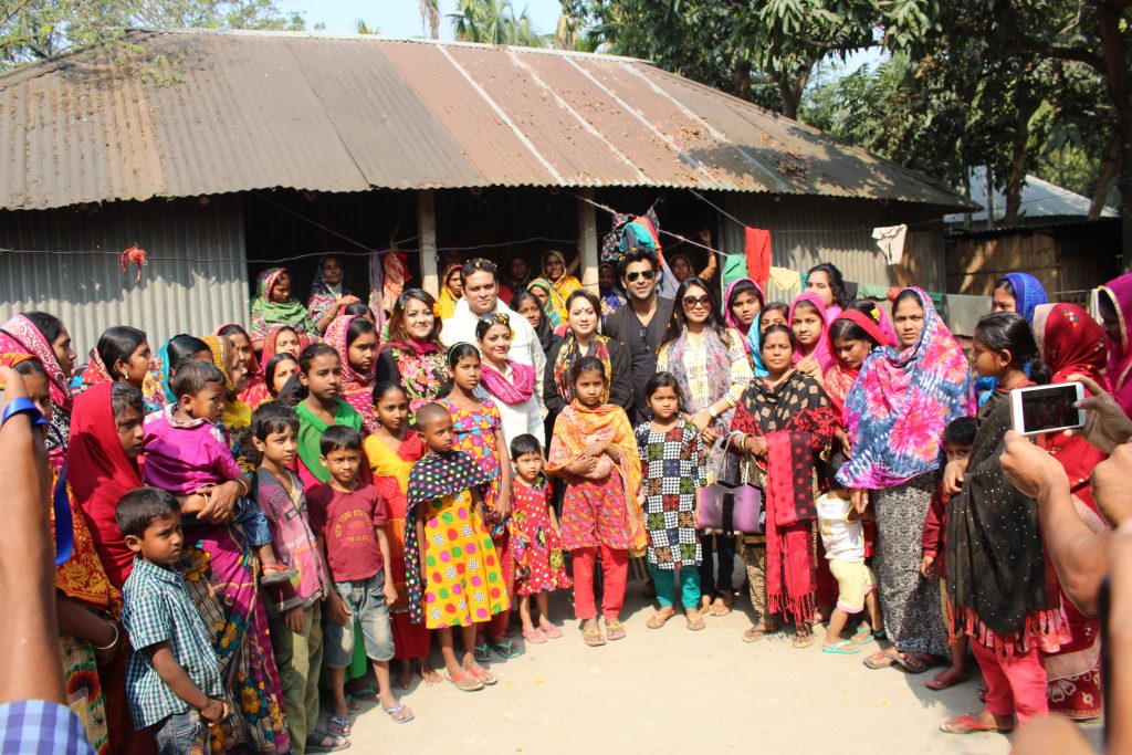 "শেখ হাসিনা কমিউনিটি সেলাই কেন্দ্র" পরিদর্শন করে মা-বোনদের উদ্বুদ্ধ করে শেখ হাসিনার জন্য দোয়া চাইছেন দেশের স্বনামধন্য শিল্পীরা | Renowned artists of the country inspiring rural women and seekeking blessings for Sheikh Hasina during a visit to "Sheikh Hasina Community Sewing Centre".