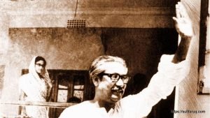 Bangabandhu waves at people in response to applause at his Dhanmondi 32 residence. Behind him stands his daughter Sheikh Hasina March 23 1971 33 স্বাধিকার আদায়ের জন্য প্রস্তুত হবার আহবান - বঙ্গবন্ধু 2 স্বাধিকার আদায়ের জন্য প্রস্তুত হবার আহবান - বঙ্গবন্ধু