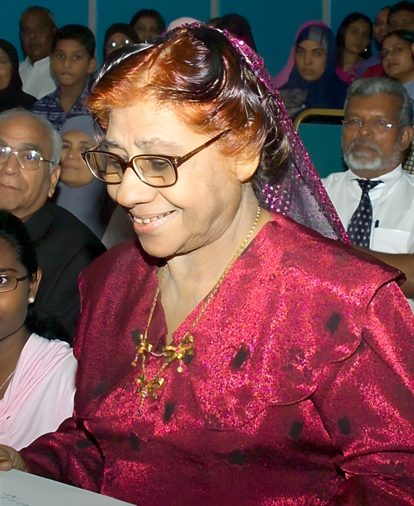আমিনাথ ফাইজা (১৯২৪–২০১১): দিভেহী সাহিত্যের অন্যতম শ্রেষ্ঠ নারী কবি, যাঁকে মালদ্বীপের সাহিত্যের 'ডেইজি ফুল' (Daisy Maa) বলা হতো। তিনি তাঁর অত্যন্ত সুমিষ্ট ও ধারালো কবিতার মাধ্যমে নারী স্বাধীনতা, প্রকৃতি এবং সমাজের প্রগতিশীল পরিবর্তনের কথা তুলে ধরেছেন।
