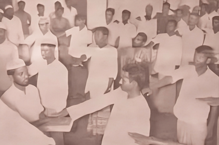 রাজাকার বাহিনীর সদস্যরা কোরআন ছুঁয়ে শপথ নিচ্ছে একাত্তরের ঘাতক-দালাল বাহিনী গঠন, মতাদর্শ ও তৎপরতার ঐতিহাসিক দলিল । ইতিহাস ও রাজনীতি সিরিজ 2 রাজাকার বাহিনীর সদস্যরা কোরআন ছুঁয়ে শপথ নিচ্ছে