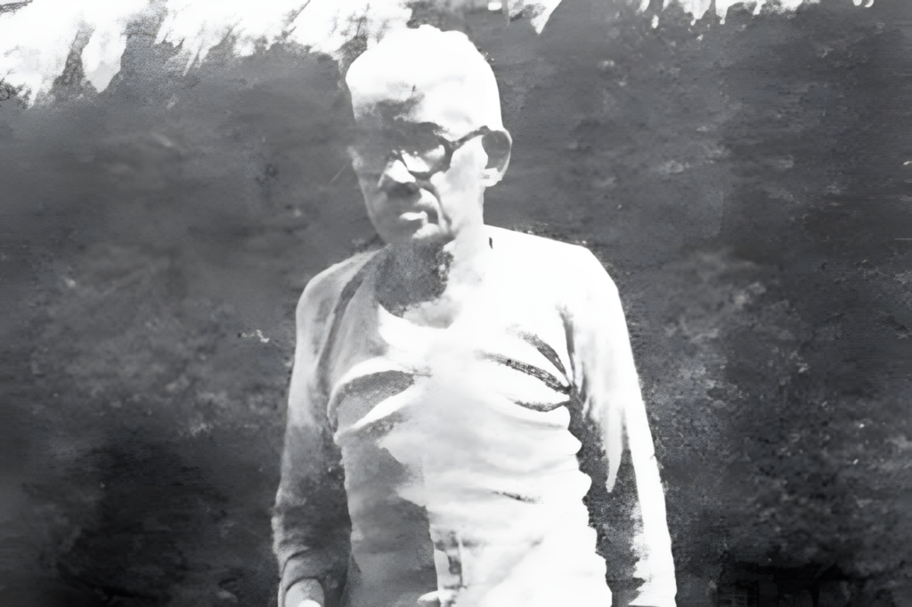 সারদা প্রসাদ কিসকু (১৯২৯–১৯৯৬): আধুনিক সাঁওতালি সাহিত্যের অন্যতম প্রধান প্রগতিশীল কবি ও সাহিত্যিক। সমাজ সংস্কার এবং প্রান্তিক মানুষের অধিকারের লড়াইয়ে তাঁর ধারালো ও বৈপ্লবিক কবিতাগুলো সাঁওতালি প্রগতিশীল সাহিত্যের প্রধান অনুপ্রেরণা।