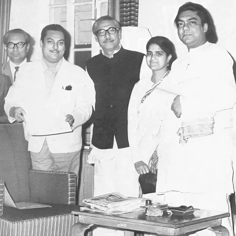 কলকাতার রাজভবনে কাজী সব্যসাচী, কাজী অনিরুদ্ধ, কল্যাণী কাজীর সঙ্গে ঙ্গবন্ধু শেখ মুজিবুর রহমান