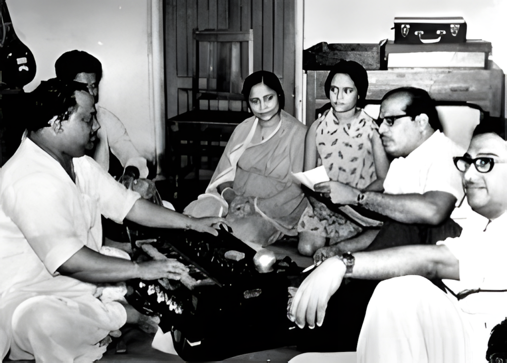 গান তৈরিতে ব্যস্ত মান্না দে, পুলক বন্দোপাধ্যায় ও তাদের দল