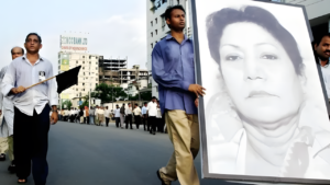 গ্রেনেড হামলার ঘটনাস্থলেই ২২ জনসহ মোট নিহত হয়েছিলেন আইভি রহমান সহ ২৪ জন ভয়াল ২১ আগস্ট ২০০৪ গ্রেনেড হামলার ঘটনা ও ছবি । ইতিহাস ও রাজনীতি সিরিজ 42 গ্রেনেড হামলার ঘটনাস্থলেই ২২ জনসহ মোট নিহত হয়েছিলেন আইভি রহমান সহ ২৪ জন