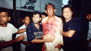 গ্রেনেড হামলার পর নিরাপদ অবস্থানে নেওয়া হচ্ছে সুরঞ্জিত সেনগুপ্তকে ভয়াল ২১ আগস্ট ২০০৪ গ্রেনেড হামলার ঘটনা ও ছবি । ইতিহাস ও রাজনীতি সিরিজ 43 গ্রেনেড হামলার পর নিরাপদ অবস্থানে নেওয়া হচ্ছে সুরঞ্জিত সেনগুপ্তকে