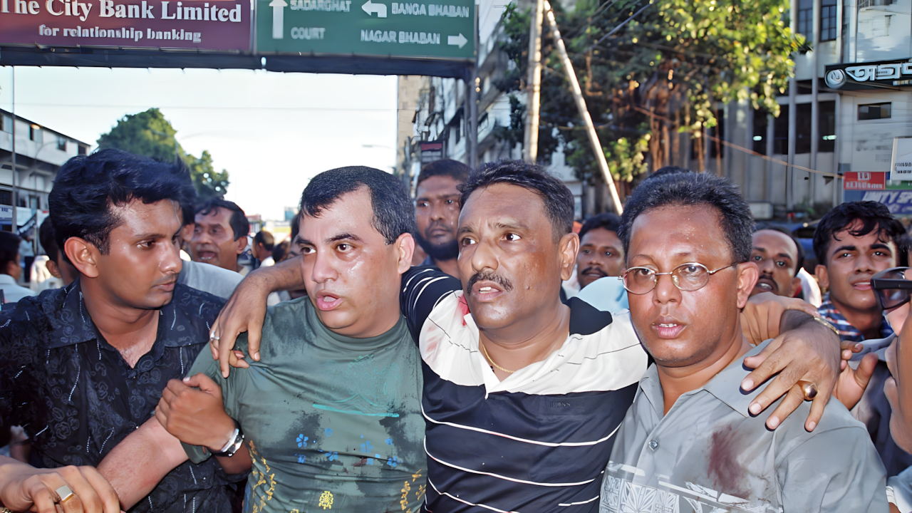 বিস্ফোরণস্থল থেকে আওয়ামী লীগ নেতা সাবের হোসেন চৌধুরী ও ওবায়দুল কাদেরকে উদ্ধার করছেন লোকজন ভয়াল ২১ আগস্ট ২০০৪ গ্রেনেড হামলার ঘটনা ও ছবি । ইতিহাস ও রাজনীতি সিরিজ 45 বিস্ফোরণস্থল থেকে আওয়ামী লীগ নেতা সাবের হোসেন চৌধুরী ও ওবায়দুল কাদেরকে উদ্ধার করছেন লোকজন