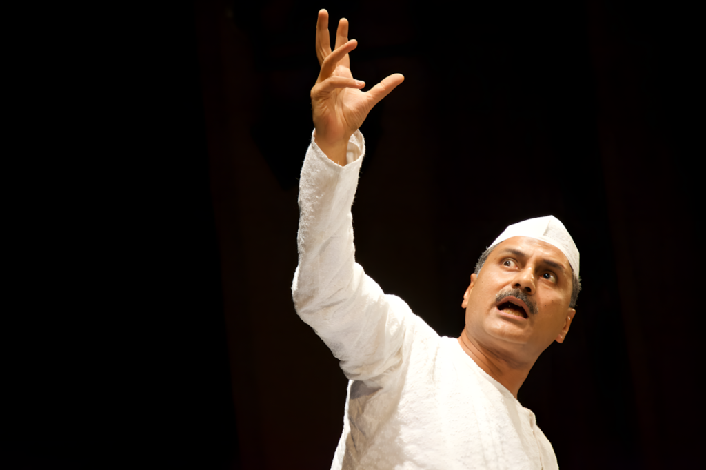 মাহমুদ ফারুকী (Mahmood Farooqui): শামসুর রহমান ফারুকীর ভাইপো। তিনিই প্রথম এই সাহিত্যিক টেক্সটকে লাইব্রেরি থেকে বের করে আধুনিক থিয়েটারের আলো-আঁধারিতে এনে দাঁড় করান। ২০০৫ সালে তাঁর হাত ধরেই আধুনিক মঞ্চে দাস্তানগোই-এর প্রথম লাইভ পারফরম্যান্স হয়। তিনিই মূলত বর্তমান ‘দ্বৈত’ (Duet) পারফরম্যান্সের জনক এবং এই পুনরুত্থানের প্রধান কাণ্ডারি।