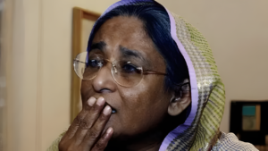 ২১ আগস্ট ঘটনার পরের দিন শেখ হাসিনা যখন সাংবাদিকদের সঙ্গে কথা বলেন তখনও তিনি হত বিহ্বল ভয়াল ২১ আগস্ট ২০০৪ গ্রেনেড হামলার ঘটনা ও ছবি । ইতিহাস ও রাজনীতি সিরিজ 38 ২১ আগস্ট ঘটনার পরের দিন শেখ হাসিনা যখন সাংবাদিকদের সঙ্গে কথা বলেন, তখনও তিনি হত-বিহ্বল