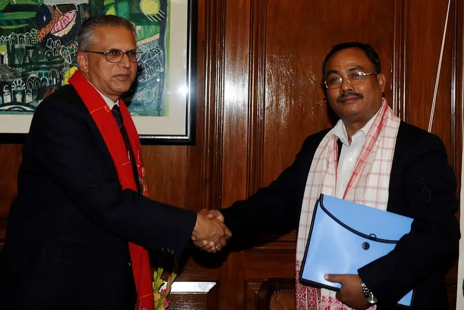 উলফার নেতা অরবিন্দ রাজখোয়া (ডানে) এবং ভারতের স্বরাষ্ট্র সচিবের মধ্যে বৈঠক হয় ২০১১ সালে
