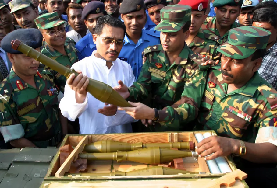 দশ ট্রাক অস্ত্র আটক