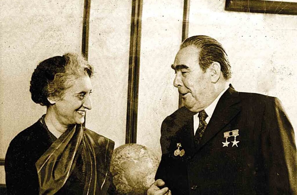 ইন্দিরা গান্ধি এবং সোভিয়েত ইউনিয়নের কমিউনিস্ট পার্টির সাধারণ সম্পাদক লিওনিদ ব্রেজনেভ